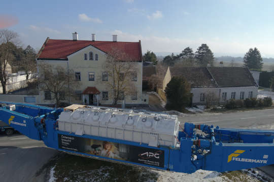 Das Duo ist komplett: Zweiter Großtransformator hat APG-Umspannwerk Sarasdorf erreicht